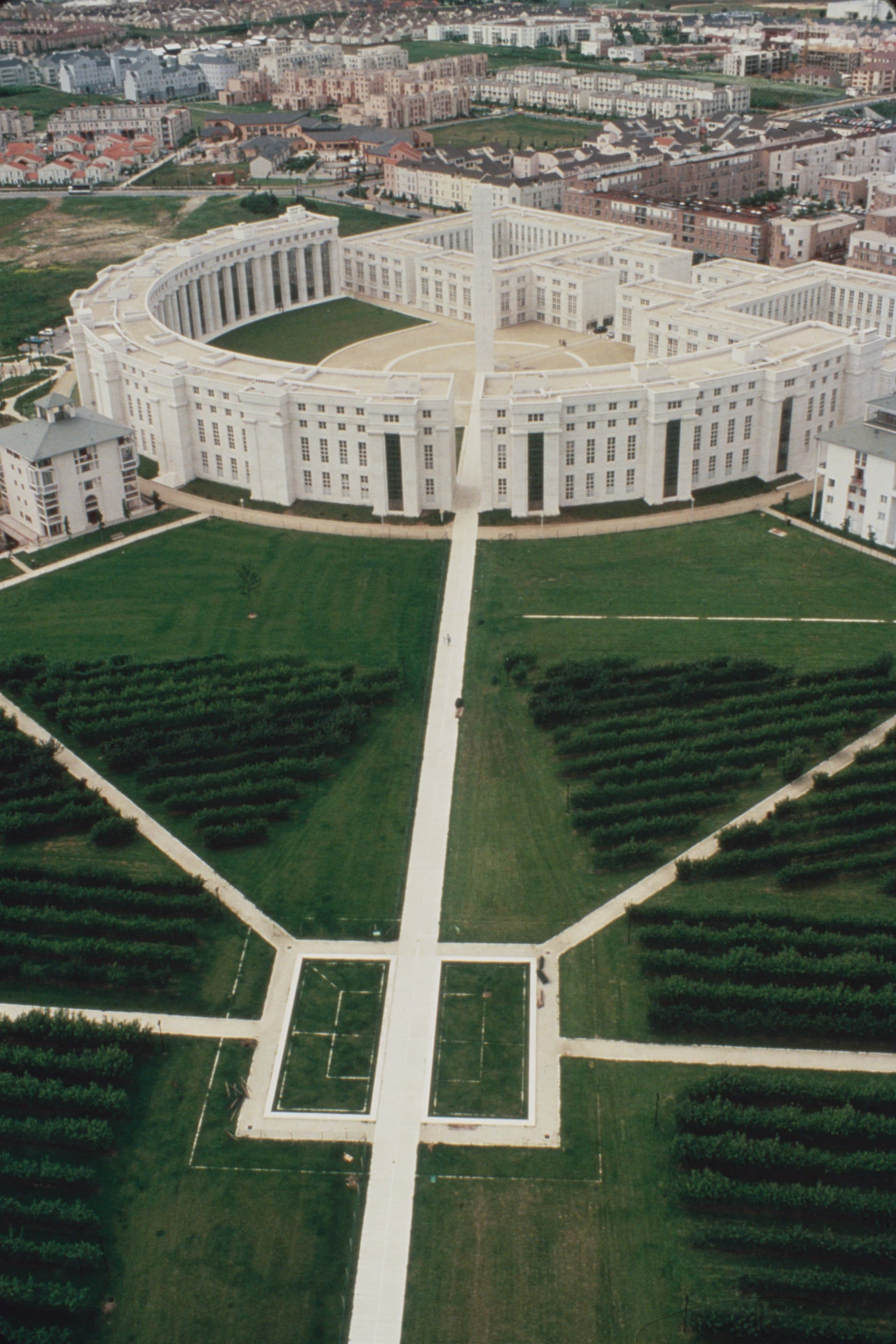 Bofill Taller De Arquitectura 1986 Les Colonnes De Saint Christophe Cergy Pontoise Image 11